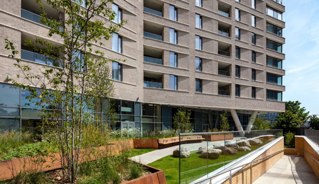 05 Onyx Apartments, Camley Street - External balcony balustrade