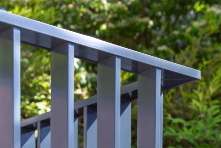 What are the 3 main advantages of extruded aluminium balustrades?