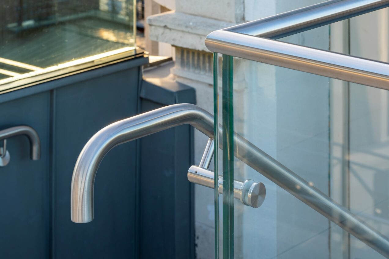 04 Close up of Handrail fixed to B40 