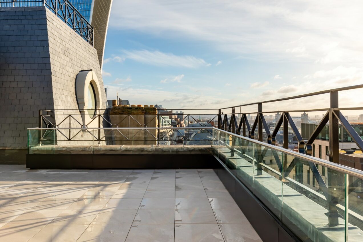 10 Close up of Structural Glass with Additional Balustrade 