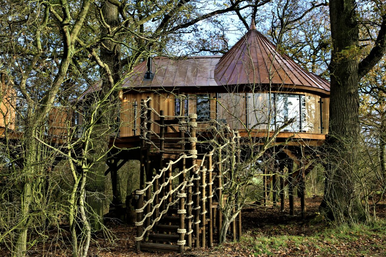 06 view of steps up to lodge 