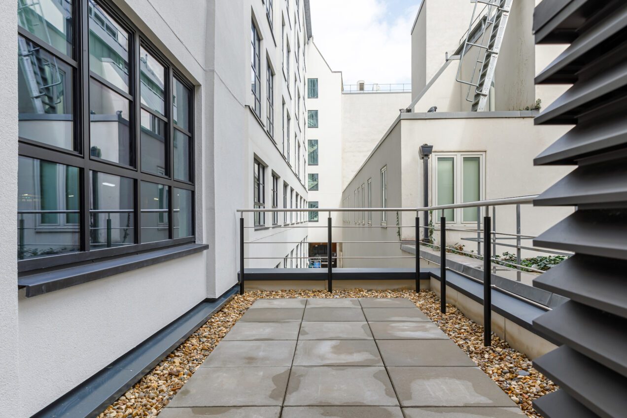 04 View from terrace of side fixed balustrades 